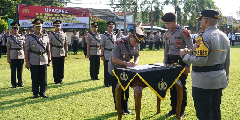 Polres Batang Mutasi Jabatan Lima Perwira