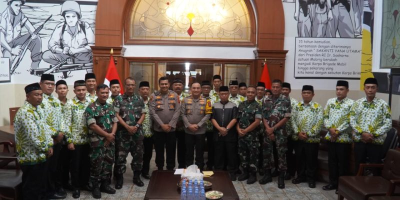 Kapolrestabes Surabaya Berangkatkan 17 Anggota TNI-POLRI Dan Masyarakat Umroh Gratis