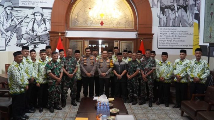 Kapolrestabes Surabaya Berangkatkan 17 Anggota TNI-POLRI Dan Masyarakat Umroh Gratis