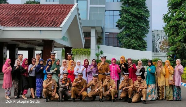 Peringati Hari Kartini, Pegawai Pemkab Bojonegoro Kompak Pakai Kebaya dan Udeng Samin