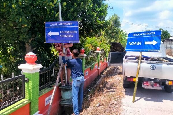Dishub Bojonegoro Pasang Rambu Petunjuk Arah Jelang Lebaran, Pemudik Makin Nyaman