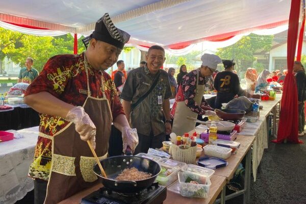 Seru dan Penuh Tantangan, Lomba Memasak Nasi Goreng ala Bapak-bapak di Pendopo Pemkab Bojonegoro
