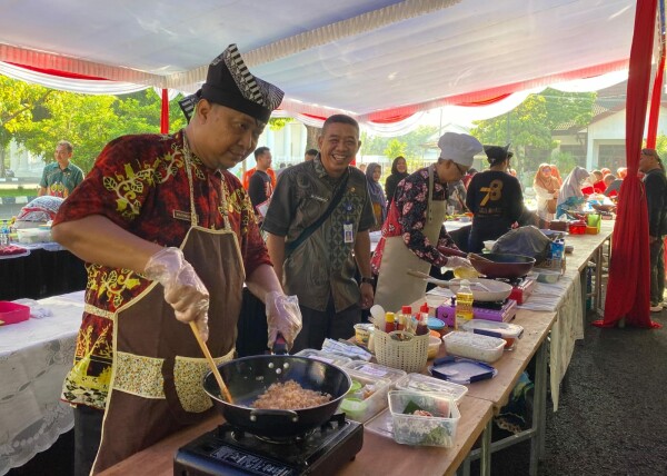 Seru dan Penuh Tantangan, Lomba Memasak Nasi Goreng ala Bapak-bapak di Pendopo Pemkab Bojonegoro