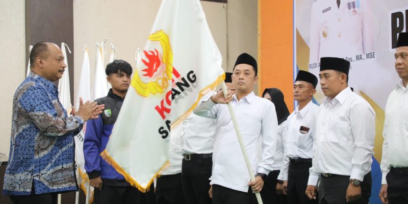 Dilantik, H. Abdul Wasik Kembali Nakhodai KONI Sampang