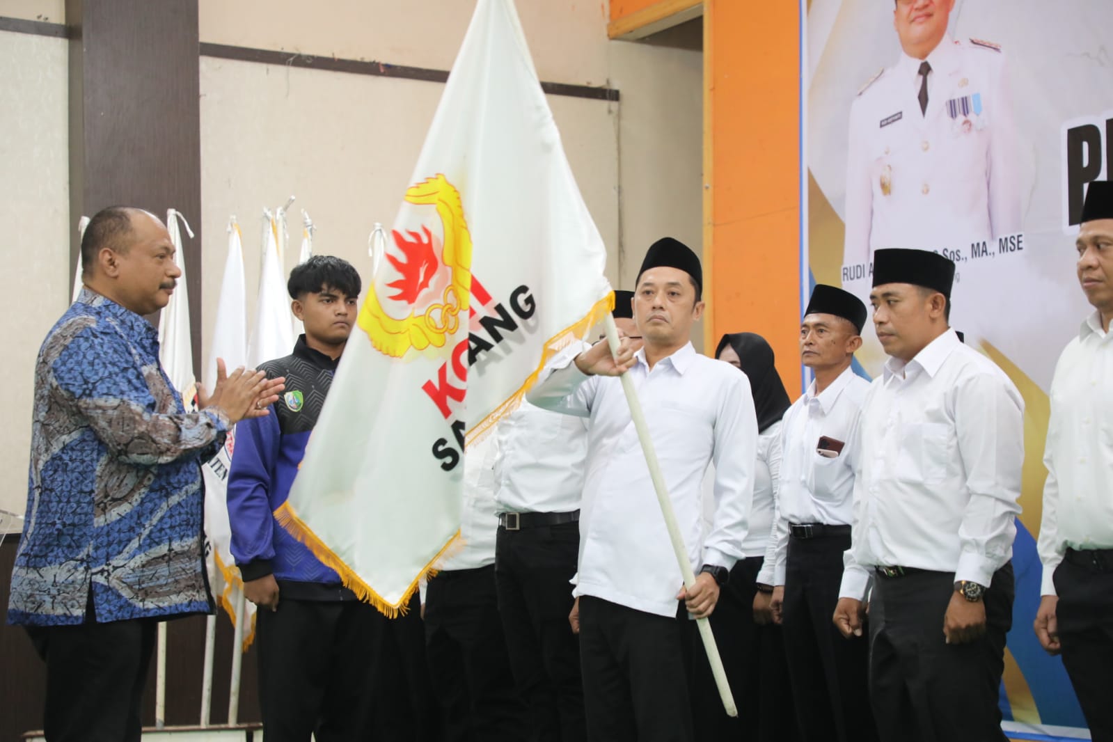 Dilantik, H. Abdul Wasik Kembali Nakhodai KONI Sampang