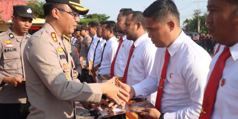 Bentuk Apresiasi, Kapolres Aceh Timur Beri Penghargaan Pada 26 Anggota Yang Berprestasi