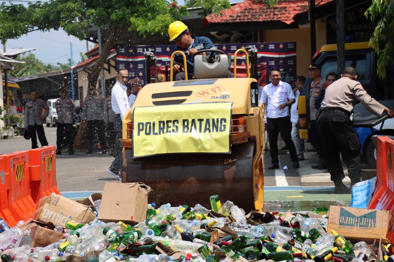 Intensifkan Operasi Pekat, Polres Batang Musnahkan Ribuan Miras