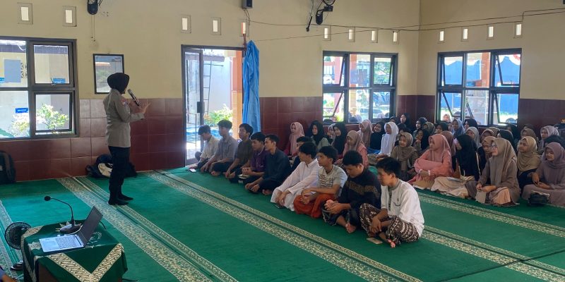 AKP Quratul Aini Berikan Materi SMK Muhammadiyah Karanganyar Soal Perundungan/Bullying