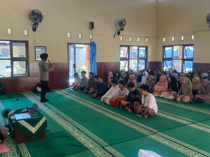 AKP Quratul Aini Berikan Materi SMK Muhammadiyah Karanganyar Soal Perundungan/Bullying