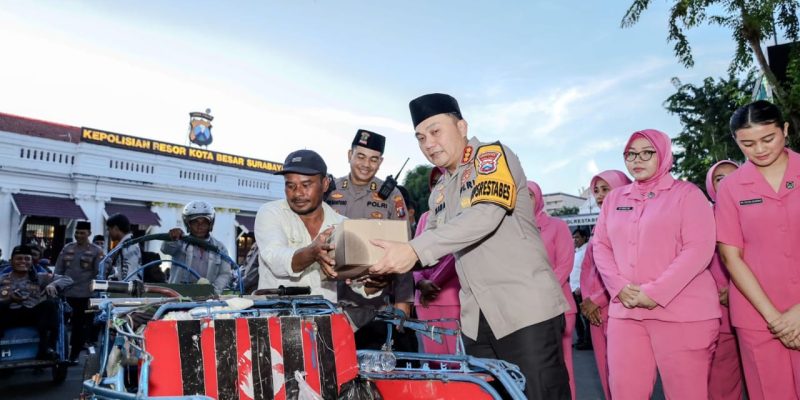 Berbagi Keberkahan di Bulan Ramadhan, Kapolrestabes Surabaya Buka Bersama Abang Becak