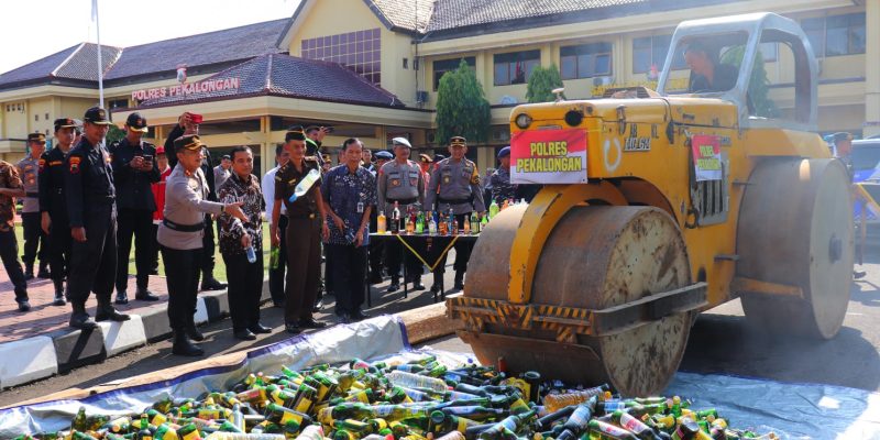 Cipta Kondisi Selama Ramadhan, Polres Pekalongan Musnahkan Ribuan Botol Minuman Keras
