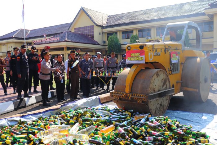 Cipta Kondisi Selama Ramadhan, Polres Pekalongan Musnahkan Ribuan Botol Minuman Keras
