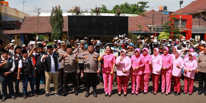 Polres Tanjung Perak Gelar Bakti Sosial Kepada Kuli Panggul dan Abang Becak