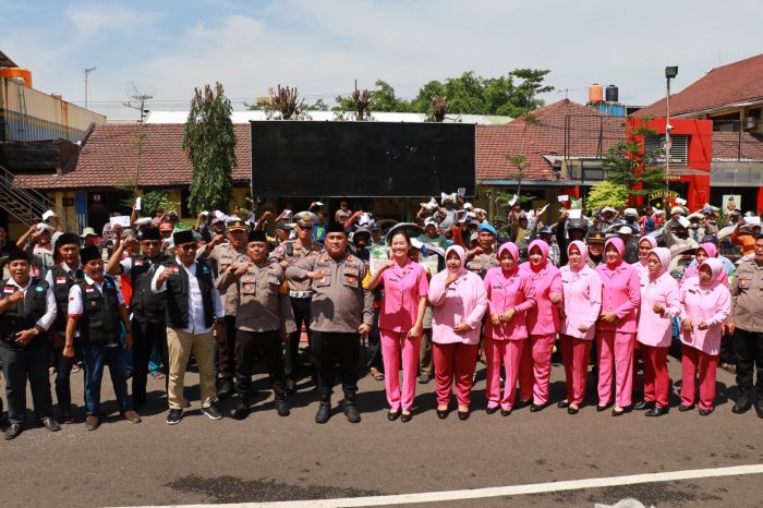 Polres Tanjung Perak Gelar Bakti Sosial Kepada Kuli Panggul dan Abang Becak