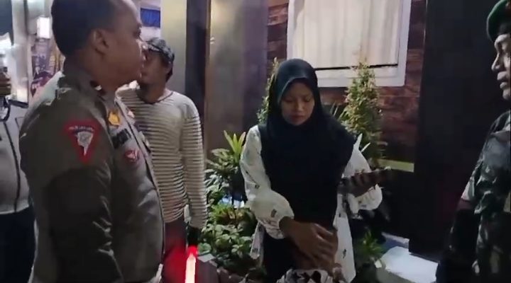 Petugas Pos Yan Operasi Ketupat Polres Sampang Berhasil Pertemukan Anak Terpisah Dengan Ibunya Di Alun-Alun Trunojoyo