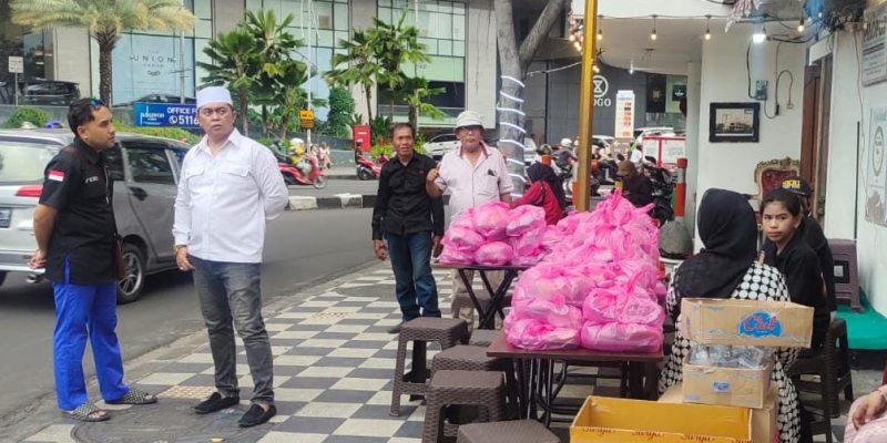 Ketum YBH Pelopor Muhammad SA., SH., C. NSP Berbagi Takjil Serta Berbuka Bersama