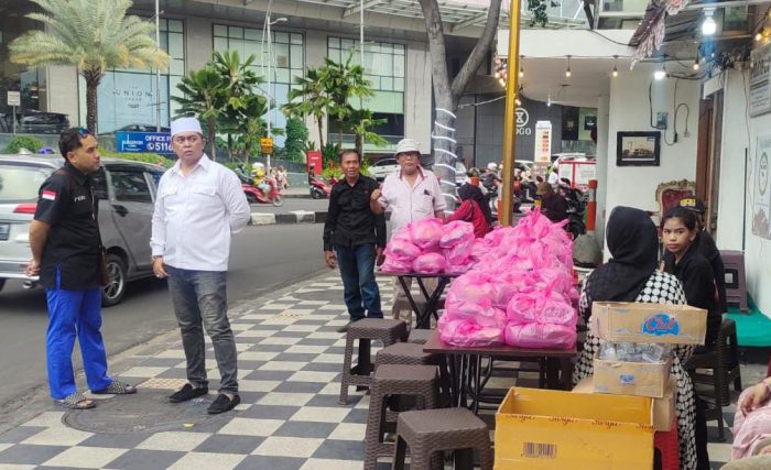 Ketum YBH Pelopor Muhammad SA., SH., C. NSP Berbagi Takjil Serta Berbuka Bersama