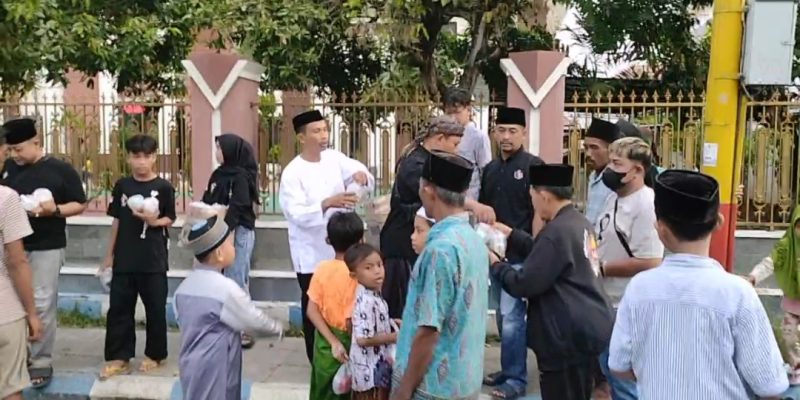 Kolaborasi Ormas, Perguruan Pencak Silat “Surban Putih” Dan Aliansi Wartawan Sampang (AWAS) Bagi-bagi Takjil Di Bulan Ramadhan