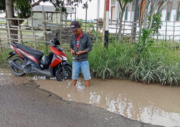 Jalan Rusak Mulai Dari Besel Tonjung Sampai Tona’an Kecamatan Burneh Bangkalan Tak Kunjung Di Perbaiki