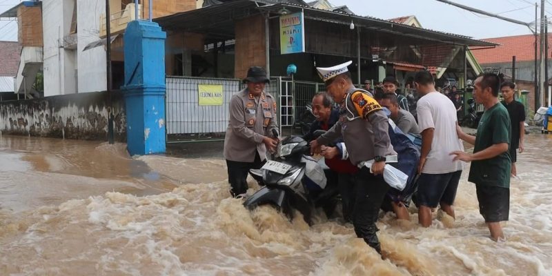 Sigap Tanggap, Polres Pasuruan Kota bersama TNI dan Warga Tangani Banjir