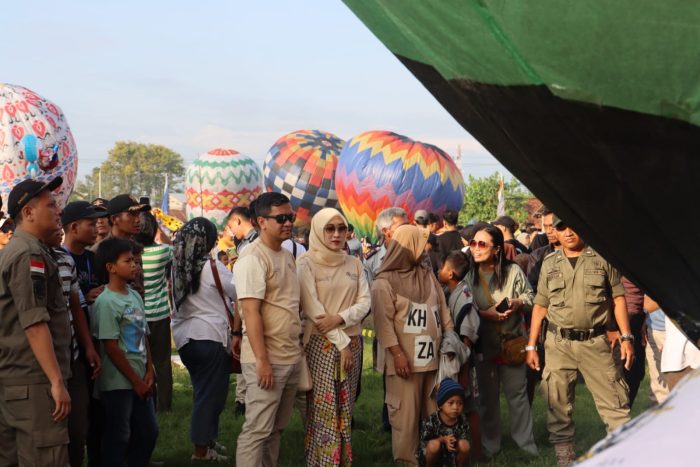 Pekalongan Ballon Festival 2024, Ratusan Warga Nikmati Pesona Balon Udara