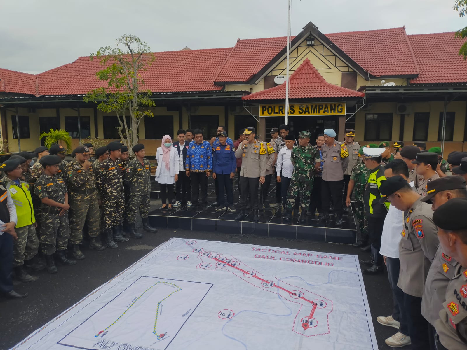 Kapolres Sampang Pimpin Apel Persiapan Pengamanan Parade Daol Sampang 2024