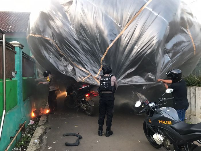 Sejumlah Balon Udara Ukuran Besar Diamankan Polres Pekalongan Saat Syawalan