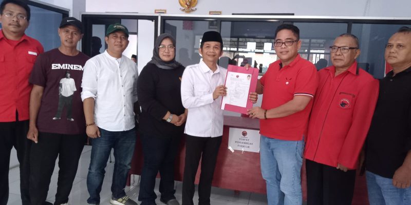 Saepul Bahri Binzein Mendaftar Pilkada 2024-2029 Ke Sekretariat Partai DPC PDI Perjuangan Purwakarta