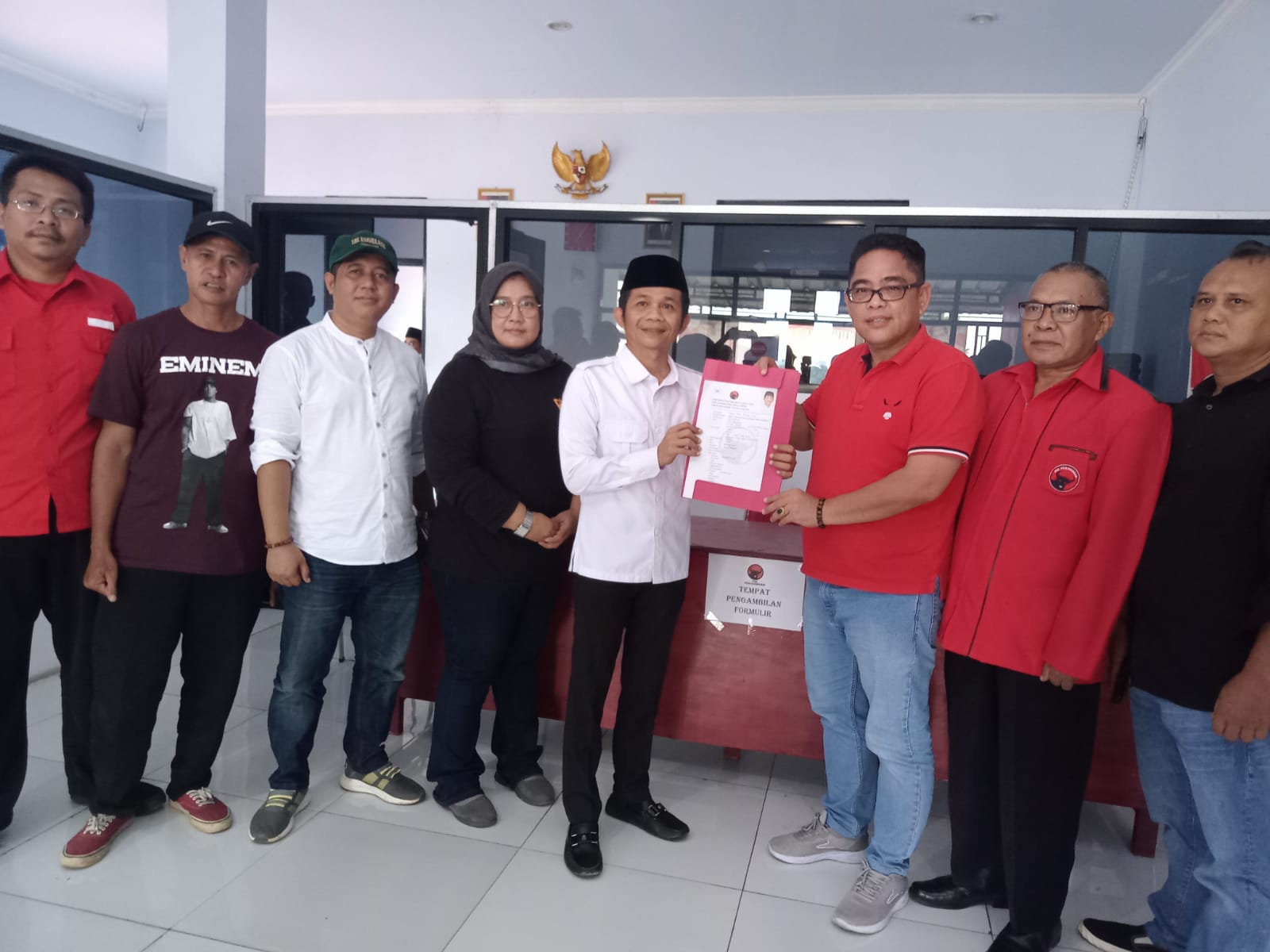 Saepul Bahri Binzein Mendaftar Pilkada 2024-2029 Ke Sekretariat Partai DPC PDI Perjuangan Purwakarta
