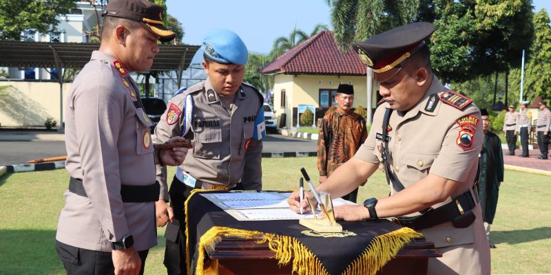 Kapolres Pimpin Upacara Sertijab Kapolsek Sragi dan Pelantikan Kasikum Polres Pekalongan