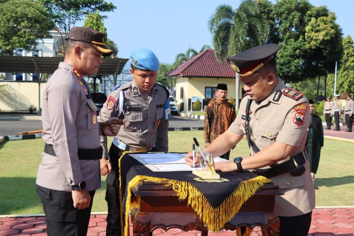 Kapolres Pimpin Upacara Sertijab Kapolsek Sragi dan Pelantikan Kasikum Polres Pekalongan