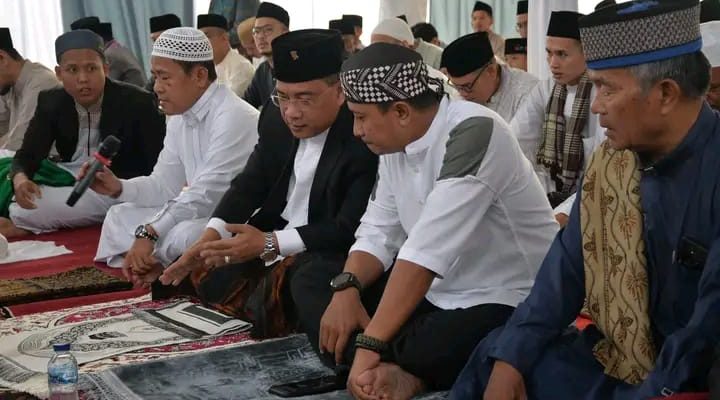 Bupati Muratara H Devi Suhartono Bersama A Inayatullah Sholat ID Di Masjid Hj Rita Suryani