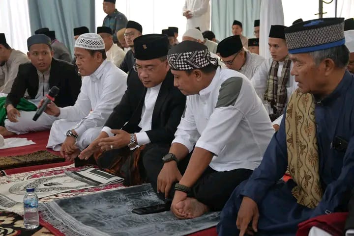 Bupati Muratara H Devi Suhartono Bersama A Inayatullah Sholat ID Di Masjid Hj Rita Suryani