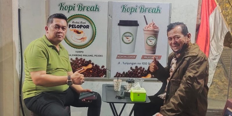 Ngopi Sambil Ngobrol Santai, Direktur Tabloid Media PELOPOR dan Pemilik Kedai PELOPOR Muhammad Ajak Wartawan Senior Udin Lotto