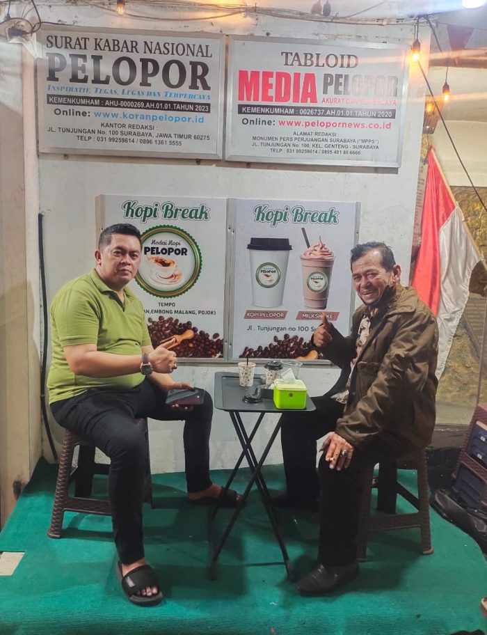 Ngopi Sambil Ngobrol Santai, Direktur Tabloid Media PELOPOR dan Pemilik Kedai PELOPOR Muhammad Ajak Wartawan Senior Udin Lotto