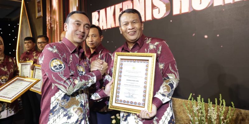 Bidhumas Polda Jatim Raih Dua Penghargaan Dalam Rakernis Humas Polri