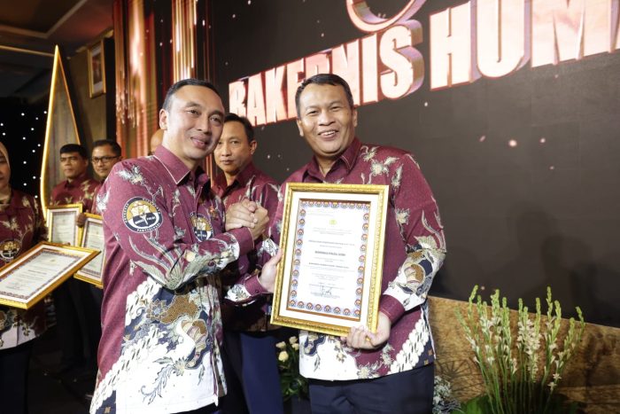 Bidhumas Polda Jatim Raih Dua Penghargaan Dalam Rakernis Humas Polri