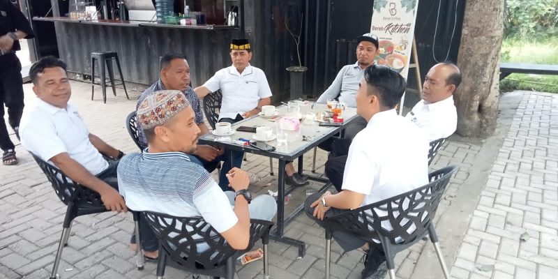Oknum PNS Aceh Timur Bersantai diluaran Saat Jam Kerja