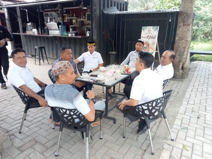 Oknum PNS Aceh Timur Bersantai diluaran Saat Jam Kerja
