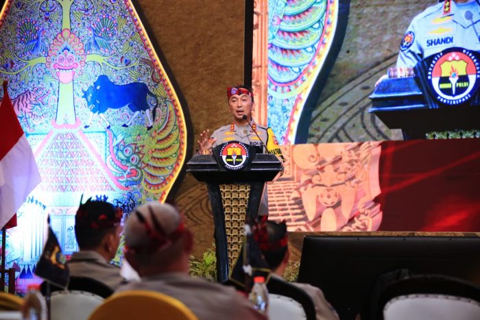 Kadiv Humas Polri Beri Penghargaan ke 7 Anggota dengan Nilai Sertifikasi Kompetensi Terbaik