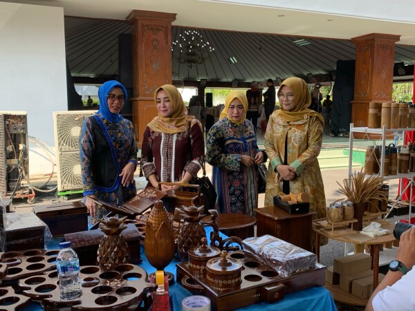 Dekranasda Bojonegoro Buka Bazar UMKM, Kenalkan Produk Lokal kepada TP PKK Se-Wilayah Kerja Bakorwil II