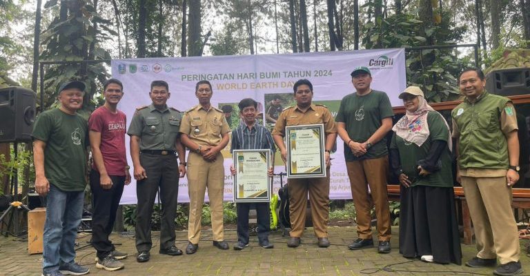 Kepala Desa Randupitu Kabupaten Pasuruan Raih Penghargaan Hari Bumi SeDunia