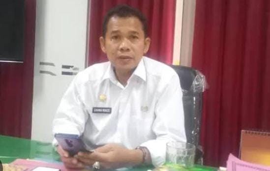 Sapu Jalan Berlubang di Area Jalan Raya Dr Soetomo Kecamatan Loceret Pihak URC Bekerja Perbaiki Jalan
