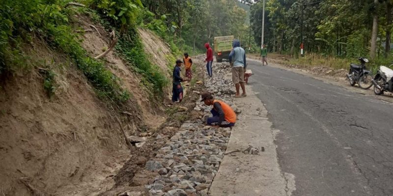 Dinas PUPR Kabupaten Nganjuk Berkolaborasi Dengan Kodim 0810 Laksanakan Pelebaran Jalan Raya Gondang – Ngluyu