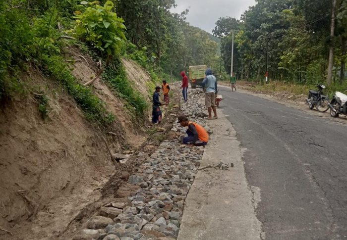 Dinas PUPR Kabupaten Nganjuk Berkolaborasi Dengan Kodim 0810 Laksanakan Pelebaran Jalan Raya Gondang – Ngluyu