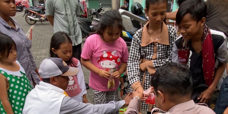 Kapolsek Simokerto Polrestabes Surabaya Bagikan 100 Nasi Kotak