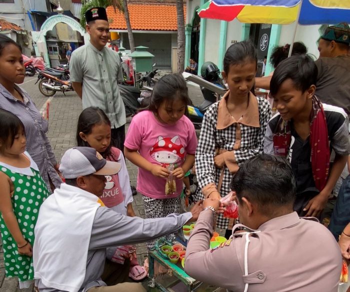 Kapolsek Simokerto Polrestabes Surabaya Bagikan 100 Nasi Kotak