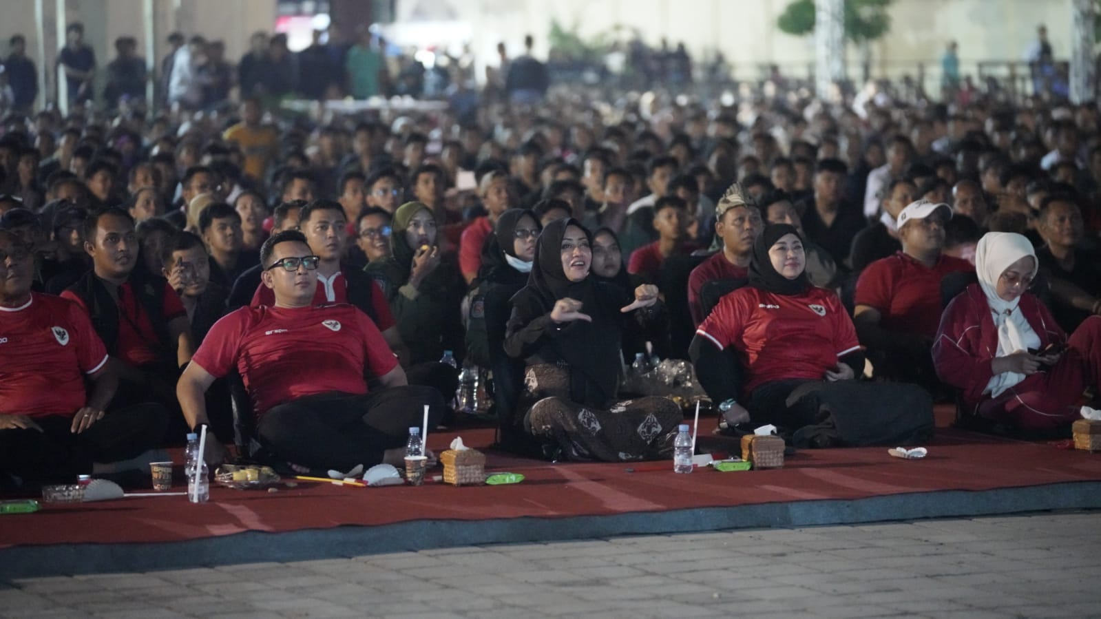 Kompak, Forkopimda Mojokerto Raya Bersama Puluhan Ribu Masyarakat Nobar Timnas U-23