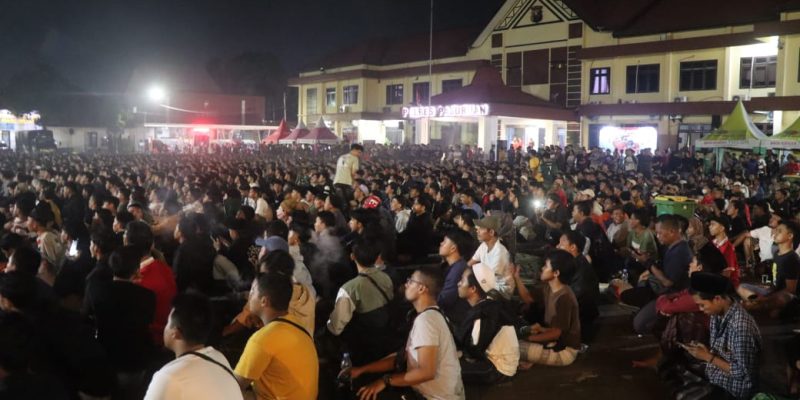 Nobar Semifinal Timnas Indonesia U-23, Ratusan Supporter Garuda Padati Mapolres Pasuruan