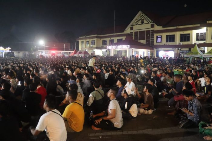 Nobar Semifinal Timnas Indonesia U-23, Ratusan Supporter Garuda Padati Mapolres Pasuruan